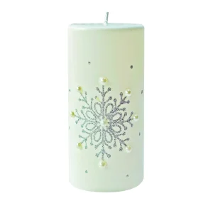 Candela cilindrica decorata con fiocco di neve glitterato e perle, disponibile in disponibile in diverse misure e colori.