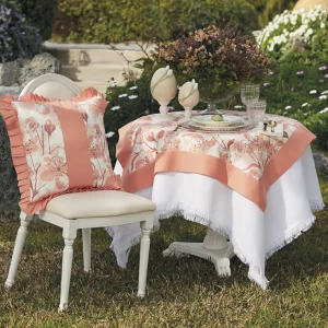 Centrotavola in lino e cotone con stampa floreale ed orlo a giorno