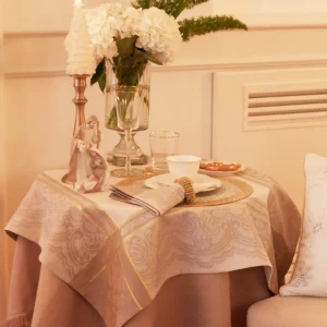 Centrotavola jacquard piazzato con filato lurex disponibile in 2 varianti colore