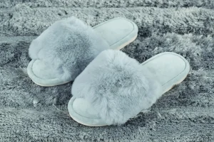 Ciabatte antiscivolo con fascia in soffice pelliccia tinta unita, disponibile in diversi colori e misure.