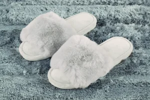 Ciabatte antiscivolo con fascia in soffice pelliccia tinta unita, disponibile in diversi colori e misure.