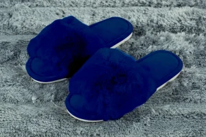 Ciabatte antiscivolo con fascia in soffice pelliccia tinta unita, disponibile in diversi colori e misure.