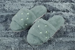 Ciabatte DONNA antiscivolo con fascia in soffice pelliccia tinta unita perline applicate,disponibile in diverse taglie e misure.