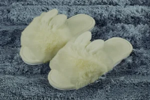 Ciabatte donna antiscivolo in pelliccia e orecchie rabbit applicate disponibile in diverse colori e misure.