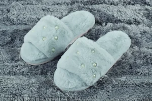 Ciabatte DONNA antiscivolo con fascia in soffice pelliccia tinta unita perline applicate,disponibile in diverse taglie e misure.