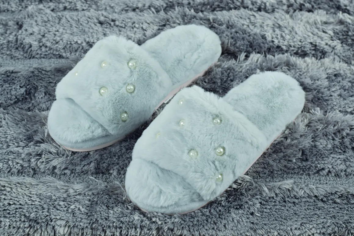 ciabatte_donna_antiscivol_1.webp Ciabatte DONNA antiscivolo con fascia in soffice pelliccia tinta unita perline applicate,disponibile in diverse taglie e misure.