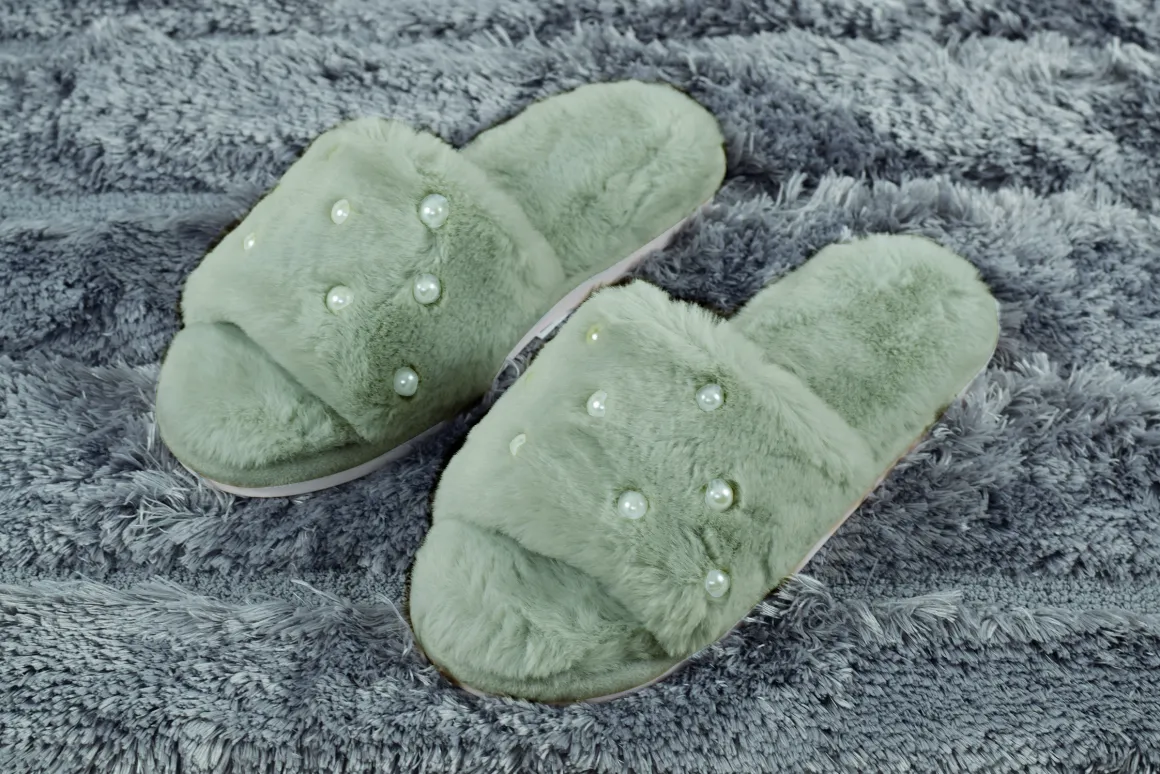 ciabatte_donna_antiscivol_2.webp Ciabatte DONNA antiscivolo con fascia in soffice pelliccia tinta unita perline applicate,disponibile in diverse taglie e misure.