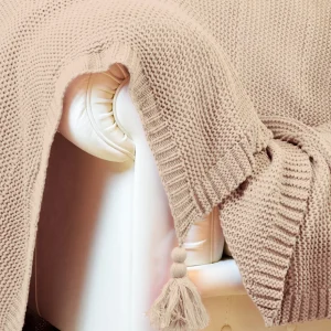 Coperta in maglia con nappe