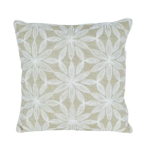 Copricuscino con perline e ricami floreali.