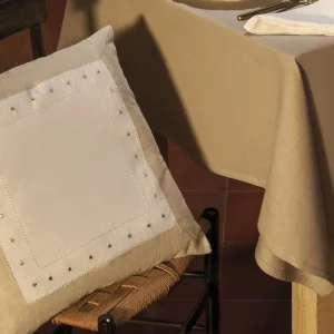 Cuscino arredo in lino con ricamo punto a giorno