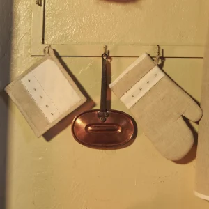 Guanto e presina in lino con ricamo punto a giorno