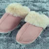 Pantofole donna antiscivolo scamosciate con bordo e interno in soffice pelliccia.