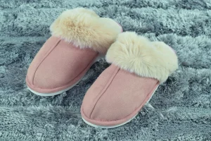 Pantofole donna antiscivolo scamosciate con bordo e interno in soffice pelliccia.