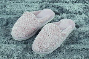 Pantofole donna antiscivolo lavorato a maglia con interno in soffice pelliccia.