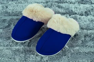 Pantofole donna antiscivolo scamosciate con bordo e interno in soffice pelliccia.