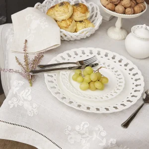 Piatto tondo da portata in porcellana con bordo lavorato traforato ,disponibile in diversi colori