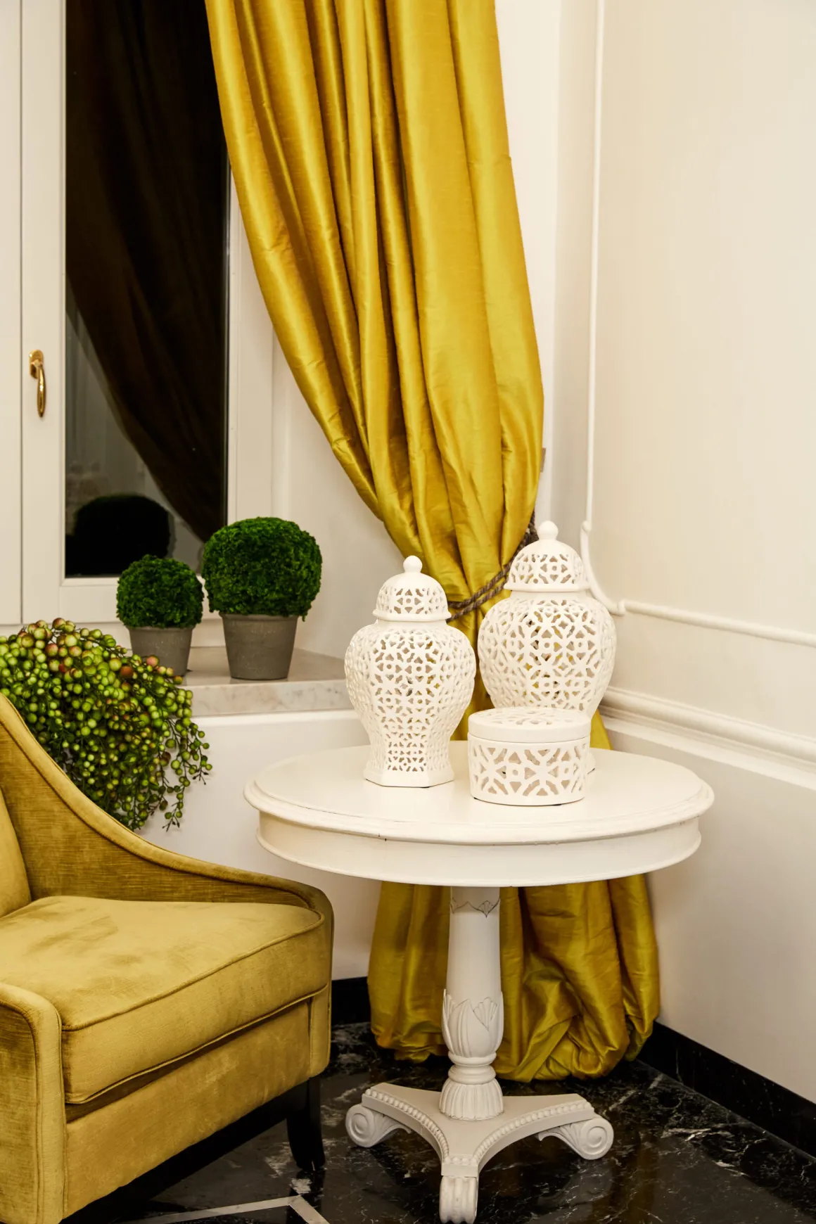 potiche_in_porcellana_bia_0.webp Potiche in porcellana bianca traforatarnrndimensioni 23x44