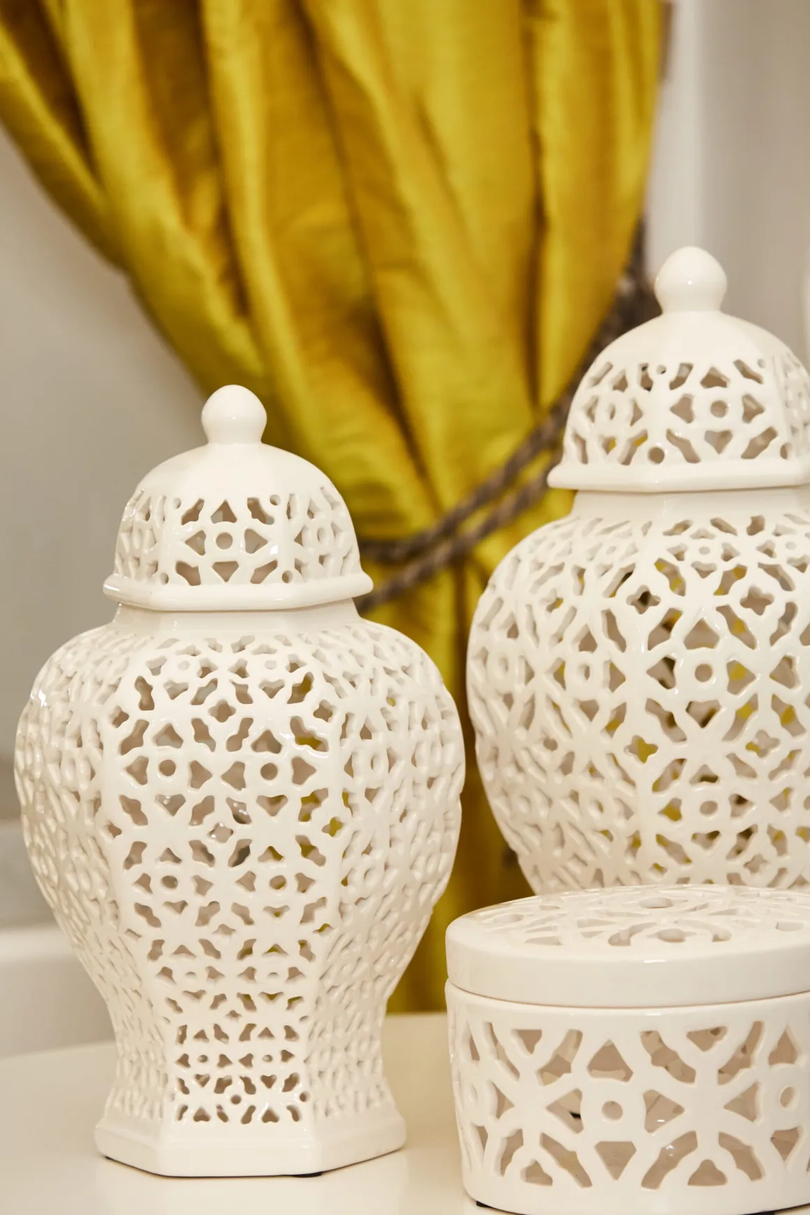 potiche_in_porcellana_bia_2.webp Potiche in porcellana bianca traforatarnrndimensioni 23x44