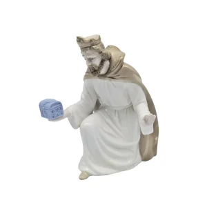 Re Magio Melchiorre inginocchiato nei colori del bianco e beige e dono azzurro rientra nella nuova collezione di Preziosa luxury home. Rendi il tuo Natale piu00f9 speciale con l'acquisto di questa statuina decorativa.rncm: 16x13,6x16,5rnpack: scatola regalo.