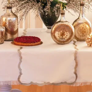 Runner con bordo smerlato e ricamo oro