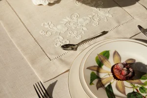 Runner con ricamo orlo a giorno disponibile in 2 varianti di colore