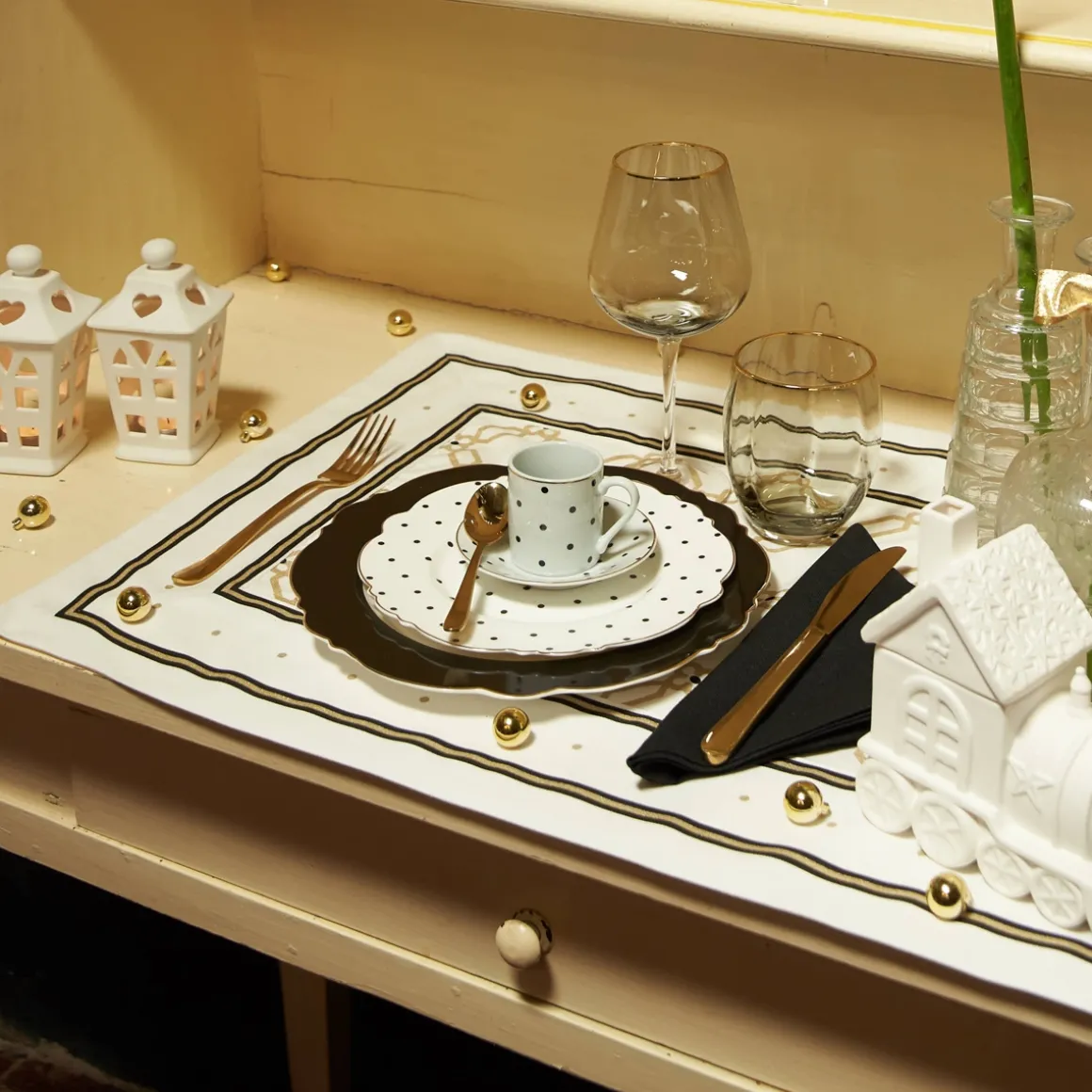 runner_in_cotone_con_stam_1.webp Runner in cotone con stampe oro e nero