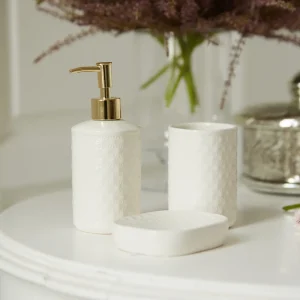 Set 3pz accessori bagno con lavorazione in rilievo disponibile in 2 varianti di colore