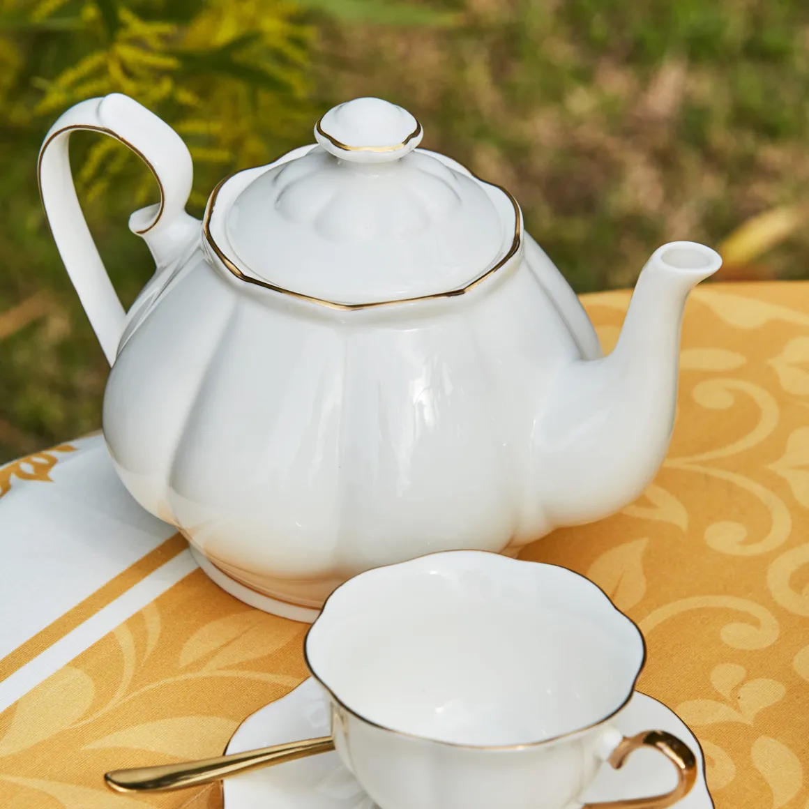 teiera_porcellana_eleganc_0.webp Teiera Porcellana Elegance New Bone China bianco e naturale con profilo oro