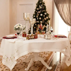 Tovaglia con decoro ricamato piazzato impreziosito da pietre cucite a mano