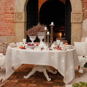 Tovaglia con ricamo orlo a giorno disponibile in 2 varianti di colore