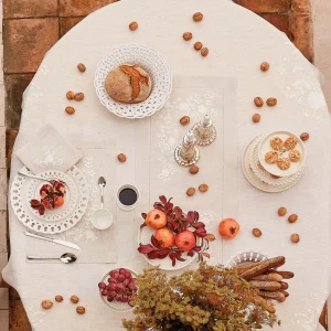 Tovaglia con ricamo orlo a giorno disponibile in 2 varianti di colore