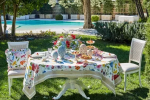 Tovaglia in panama con stampa digitale all over,bordo applicato, plissu00e9 e tramezzo, lavorata a mano.