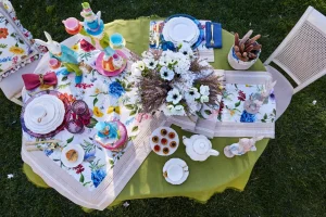 Tovaglia in panama con stampa digitale all over,bordo applicato, plissu00e9 e tramezzo, lavorata a mano.