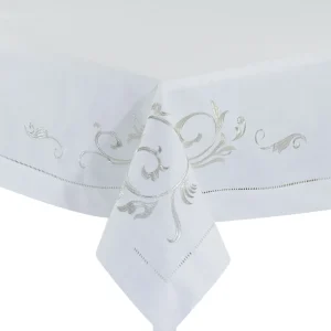 Tovaglia ricamata con bordo applicato e orlo punto a giorno