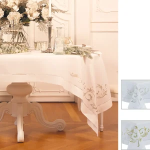 Tovaglia ricamata con bordo applicato e orlo punto a giorno