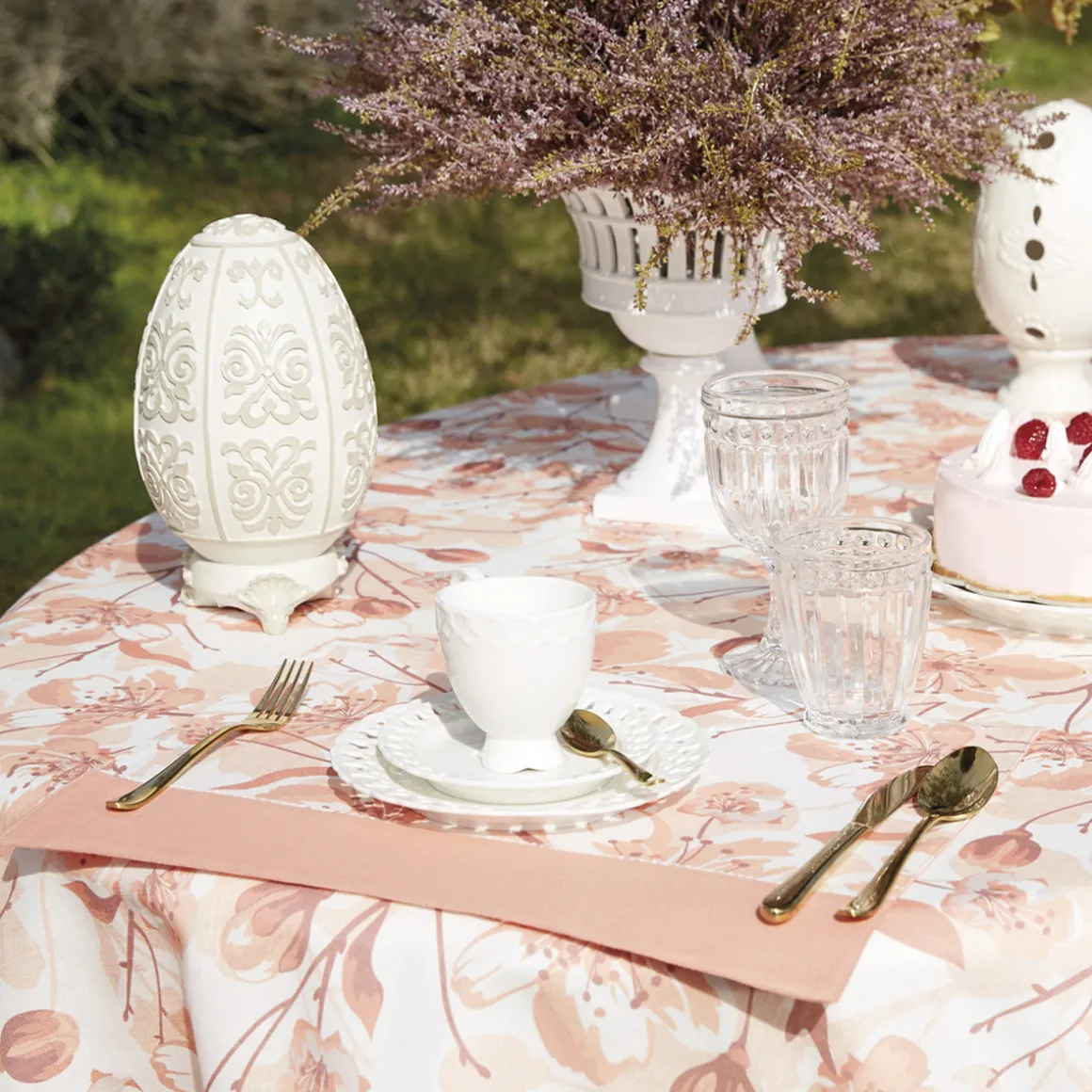 tovaglietta_americana_in__3.webp Tovaglietta americana in lino e cotone con stampa floreale ed orlo a giorno