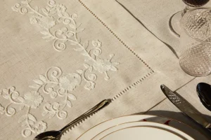 Tovaglietta con ricamo orlo a giorno disponibile in 2 varianti di colore