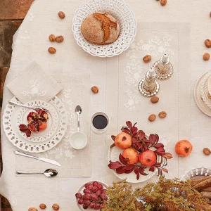 Tovaglietta con ricamo orlo a giorno disponibile in 2 varianti di colore