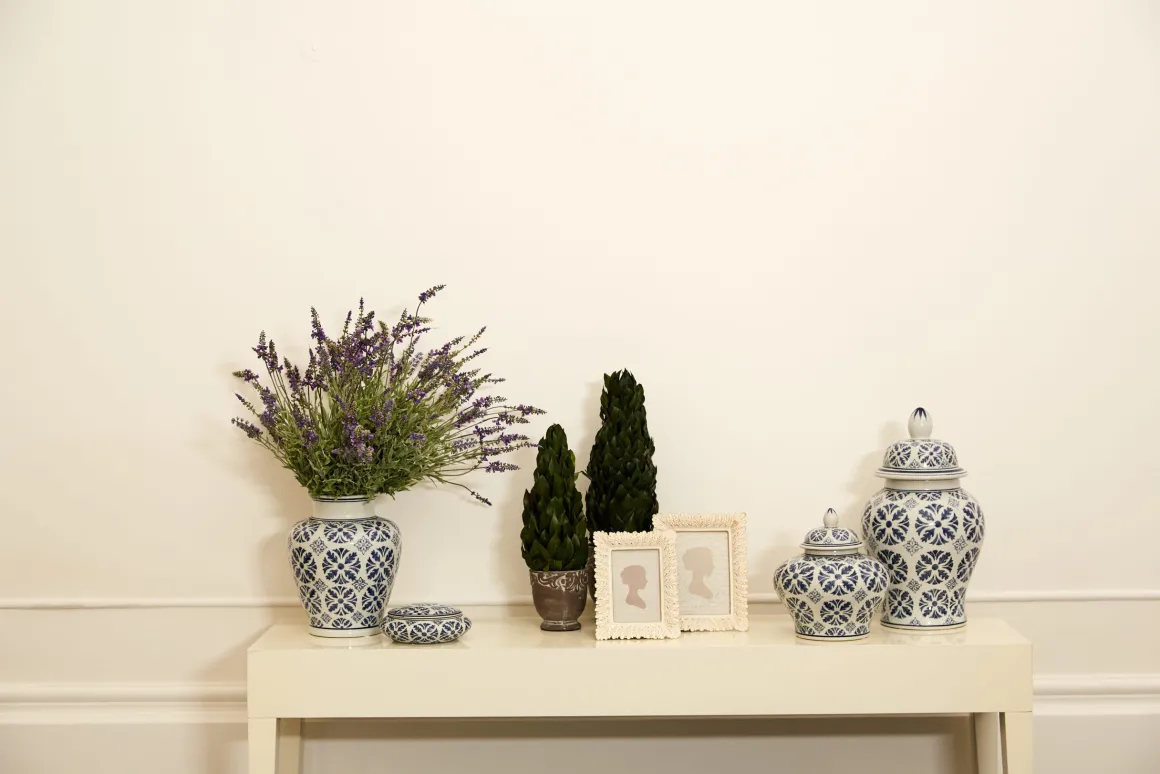 vaso_bianco_con_decoro_bl_0.webp Vaso bianco con decoro blu cobaltornrnDimensioni 23x23x29